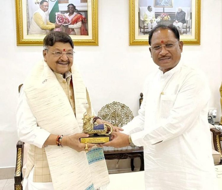 मुख्यमंत्री विष्णुदेव साय से मध्यप्रदेश के कैबिनेट मंत्री कैलाश विजयवर्गीय ने की सौजन्य मुलाकात