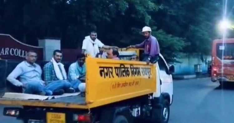 रायपुर नगर निगम ने खुद उड़ाई ट्रैफिक नियम की धज्जियां, बड़े हादसों को दे रहे न्योता