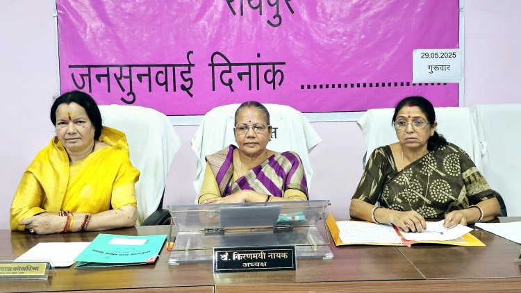 आयोग की समझाईश पर अनावेदक जमीन रजिस्ट्री का पैसा 5 लाख नगद व 5-5 लाख के दो चेक आवेदिका को दिया।