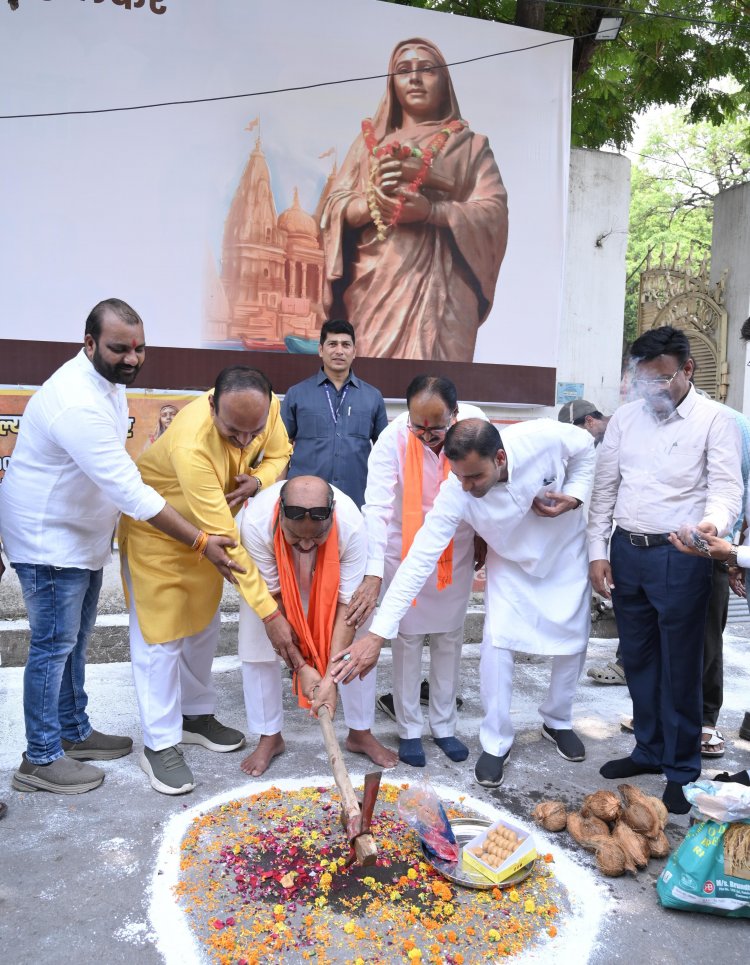 देवी अहिल्या बाई होलकर की 300वीं जयंती के पूर्व  विशेष आयोजन विधायक  पुरंदर मिश्रा ने किया 75 लाख रुपये की लागत से प्रस्तावित नाली निर्माण योजना का भूमि पूजन