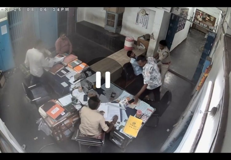 हाथ में छिपाकर रखे हुए ब्लेड एक अज्ञात व्यक्ति थाना मौदहापारा मुहर्रिर कक्ष में आया