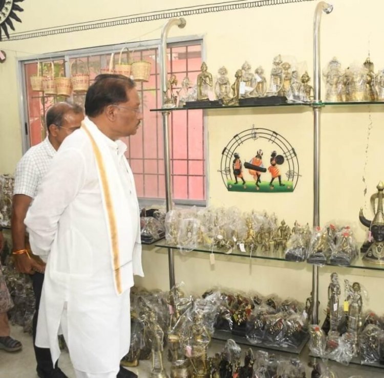 मुख्यमंत्री विष्णु देव साय ने कोण्डागांव के शबरी एंपोरियम में बस्तर की जनजातीय कलाकृतियों का किया अवलोकन….
