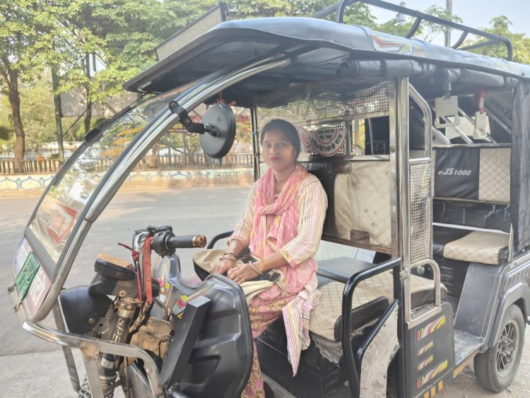 दीदी ई-रिक्शा सहायता योजना से आत्मनिर्भर बनीं श्रीमती भुनेश्वरी