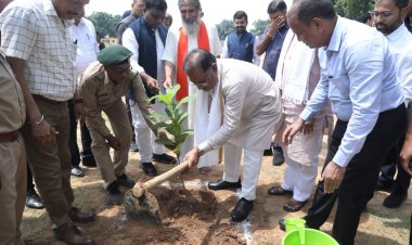 मुख्यमंत्री श्री साय ने एक पेड़ मां के नाम अभियान अंतर्गत किया वृक्षारोपण