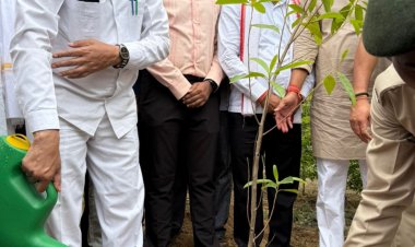 रुद्राक्ष पौधे का रोपण, छात्र-छात्राओं व किसानों को किया प्रोत्साहित=-मंत्री श्री देवांगन
