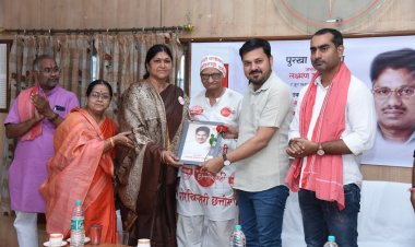 जनकवि लक्ष्मण मस्तुरिया की जयंती पर रायपुर प्रेस क्लब में ‘पुरखा के सुरता’ कार्यक्रम में शामिल हुए सुपरस्टार अनुज शर्मा