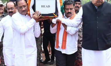 मुख्यमंत्री ने शहीद एएसपी  आकाश राव गिरपुंजे को दी श्रद्धांजलि: पार्थिव शरीर को कंधा देकर दी अंतिम विदाई