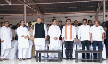 शहीद एएसपी आकाश राव गिरपुंजे के पार्थिव शरीर  पर पुष्पांजलि अर्पित कर उनकी वीरता एवं शौर्य को श्रद्धापूर्वक नमन किया। 
