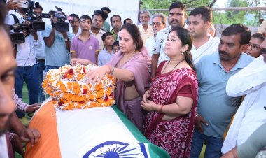 नक्सलियों के कायरतापूर्ण हमले में शहीद रायपुर निवासी एएसपी आकाश राव गिरपुजे की पार्थिव देह पर महापौर मीनल चौबे ने दी विनम्र आदरांजलि