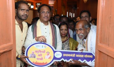 संतु चक्रेस को मिला सपनों का आशियाना, मुख्यमंत्री से पक्के मकान की चाबी पाकर भावुक हुए बुजुर्ग