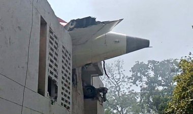 अहमदाबाद में बड़ा विमान हादसा! Air India का प्लेन क्रैश — आसमान में उठता दिखा काला धुआं