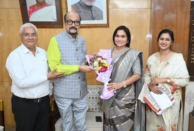 राज्यपाल श्री डेका से छत्तीसगढ़ राज्य केश शिल्प कल्याण बोर्ड की अध्यक्ष ने की सौजन्य भेंट