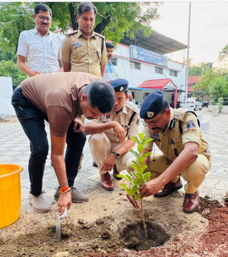 पुलिस उप महानिरीक्षक एवं वरिष्ठ पुलिस अधीक्षक द्वारा कार्यालय एण्टी क्राईम एण्ड साईबर यूनिट गंज परिसर में किया गया वृक्षारोपण