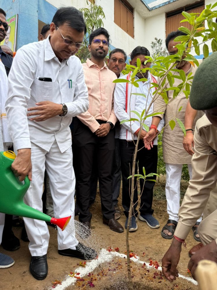 रुद्राक्ष पौधे का रोपण, छात्र-छात्राओं व किसानों को किया प्रोत्साहित=-मंत्री श्री देवांगन
