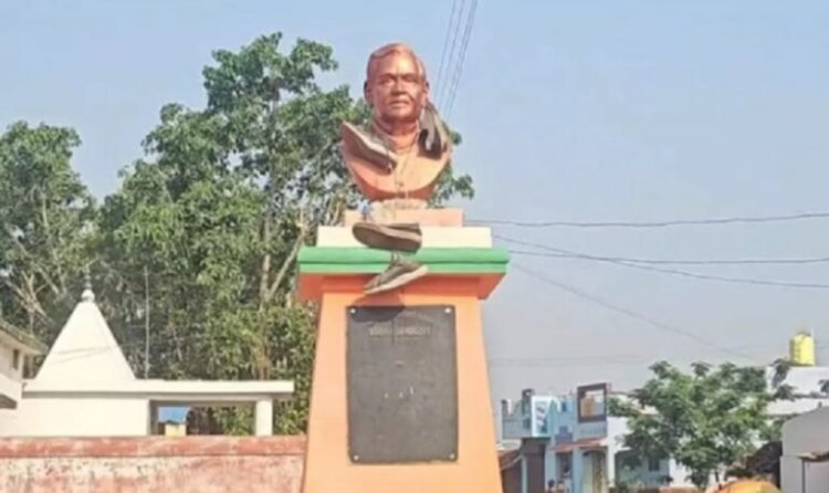 छत्तीसगढ़ में हुई शर्मनाक घटना, पूर्व प्रधानमंत्री की प्रतिमा को पहनाई गई जूतों की माला, ग्रामीणों में भारी रोष