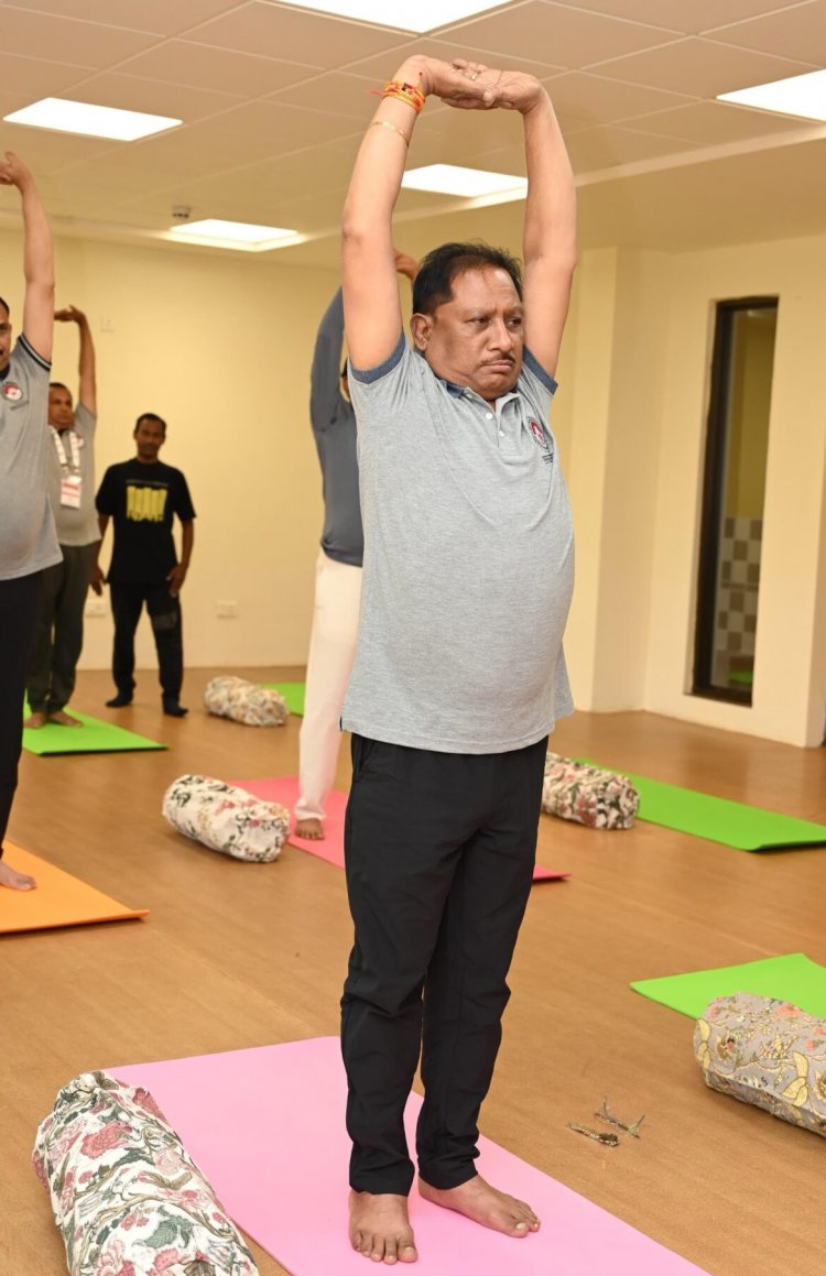 मुख्यमंत्री विष्णु देव साय ने चिंतन शिविर 2.0 के दूसरे दिन योग से की दिन की शुरुआत