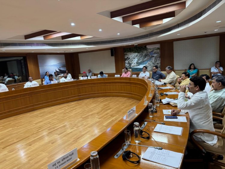 सांसद बृजमोहन अग्रवाल के पूज्य पिताजी  रामजी लाल अग्रवाल को संसद की समिति बैठक में दी गई श्रद्धांजलि