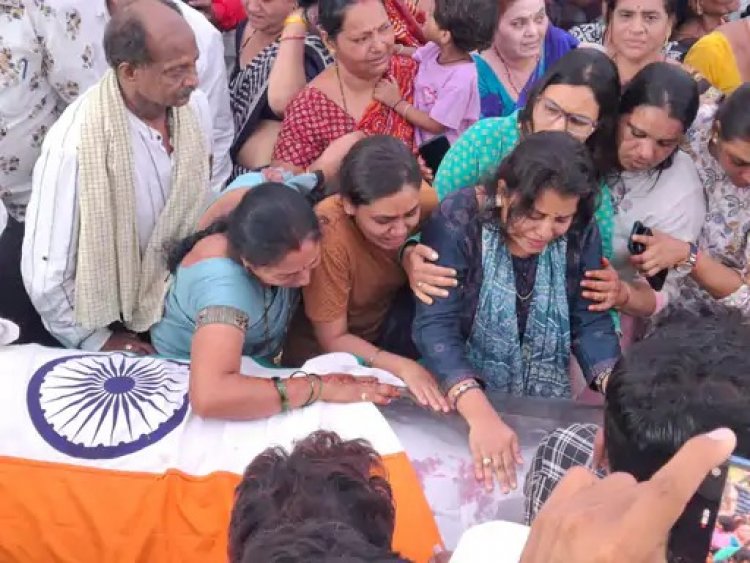 तिरंगे में लिपटे एएसपी आकाश राव गिरिपुंजे को दी गई अंतिम विदाई, बिलख-बिलखकर रोई पत्नी…