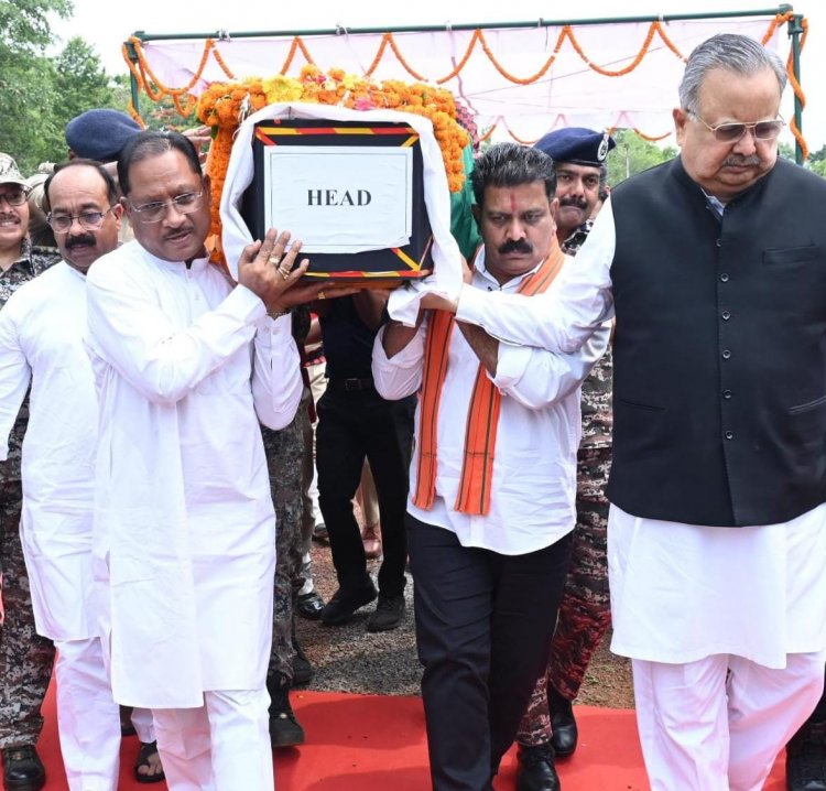 मुख्यमंत्री ने शहीद एएसपी  आकाश राव गिरपुंजे को दी श्रद्धांजलि: पार्थिव शरीर को कंधा देकर दी अंतिम विदाई