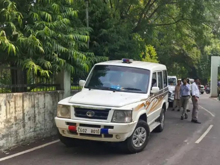 छत्तीसगढ़ में दो बड़े भ्रष्टाचार के खुलासे: यूनिवर्सिटी क्लर्क और पटवारी रिश्वत लेते रंगे हाथों गिरफ्तार