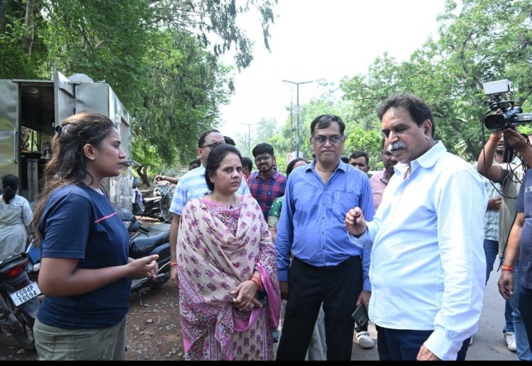 रायपुर में विकास कार्यों का निरीक्षण, विधायक राजेश मूणत और मेयर  मीनल चौबे ने लिया सौंदर्यीकरण, चौपाटी और स्विमिंग पूल का जायज़ा*