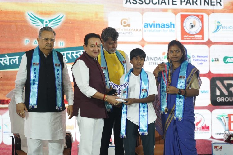 जब संवेदनशीलता मंच पर हो, तो सपनों को पंख लगते हैं,'पंख पुरस्कार 2025' में डॉ संपत अग्रवाल की भावुक झलक