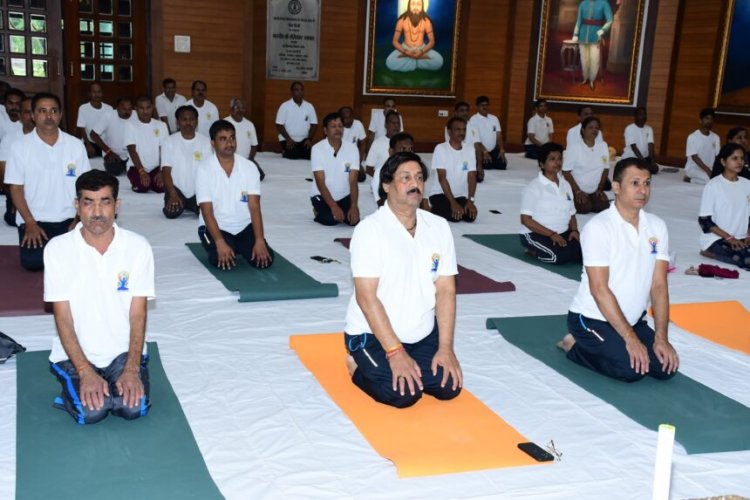 अंतर्राष्ट्रीय योग दिवस के अवसर पर विधानसभा सचिवालय में किया गया योग अभ्यास