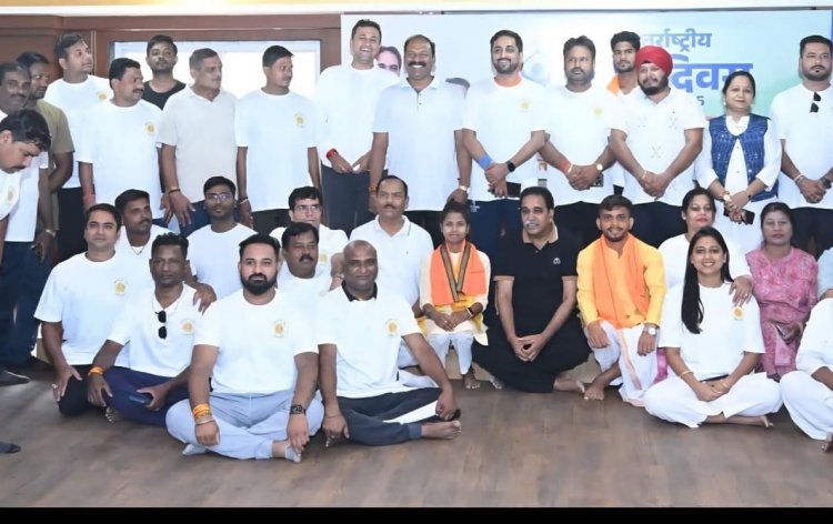 11वां अंतरराष्ट्रीय योग दिवस पर जवाहर नगर मंडल के कार्यकर्ताओं ने एकात्म परिसर किया सामूहिक योगाभ्यास