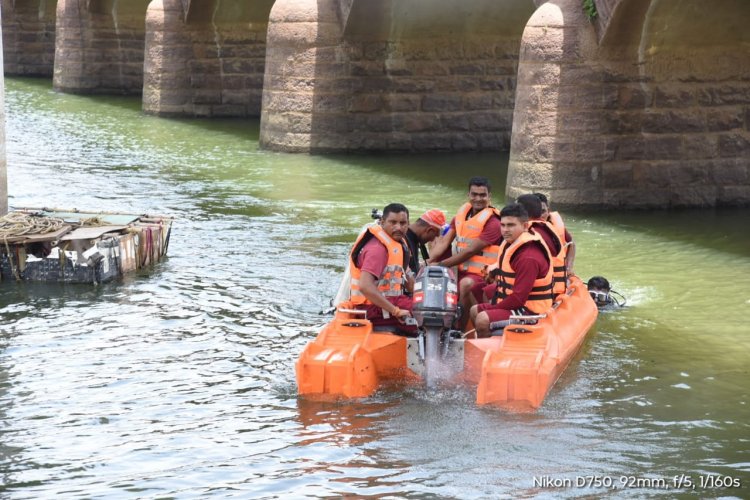शिवनाथ नदी में बाढ़ बचाव के लिए मॉकड्रिल का आयोजन, कलेक्टर ने तैयारियों की सराहना की