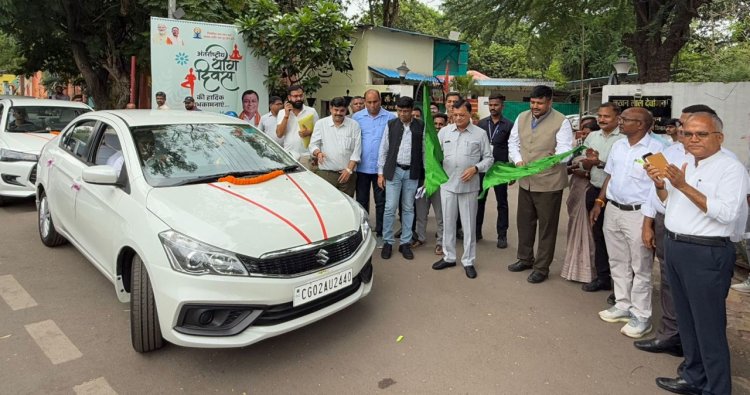 उद्योग मंत्री ने 11 शासकीय वाहनों को हरी झंडी दिखाकर किया रवाना