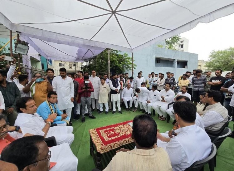 सचिन पायलट  शहीद एएसपी आकाश राव गिरिपुजे  को उनके निवास पर श्रद्धांजलि अर्पित करने पहुंचे