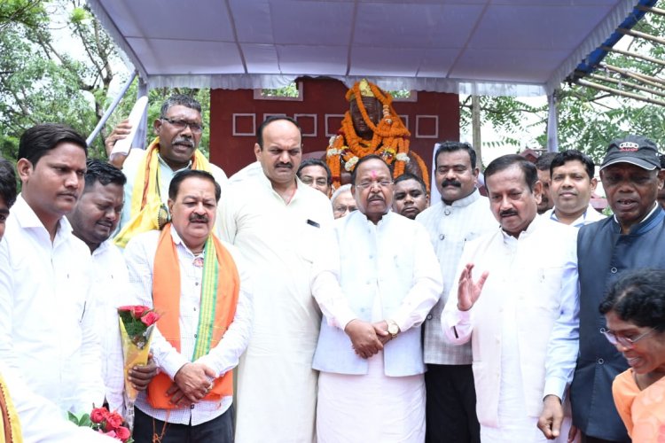 वीरांगना रानी दुर्गावती का बलिदान दिवस पर कृषि मन्त्री  रामविचार नेताम, केशकाल विधायक नीलकंठ नेताम, सभापति   राठौड़, अध्यक्ष अमर गिदवानी, पार्षद महेश ध्रुव ने किया नमन