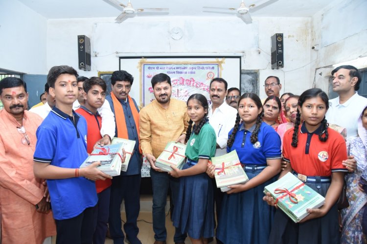 *शाला प्रवेशोत्सव मे मुख्य अतिथि के रूप में शामिल हुए धरसींवा विधायक पद्मश्री अनुज शर्मा*