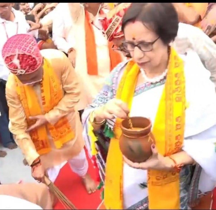 मुख्यमंत्री ने सोने की झाड़ू से छेरापहरा की रस्म निभाई छत्तीसगढ़ के सभी लोगों को हार्दिक बधाई और शुभकामनाएं देता हूं-साय