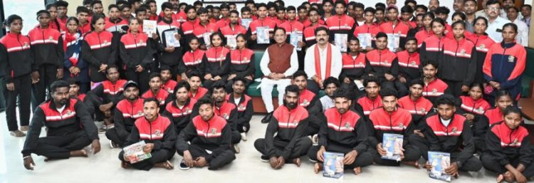 खूब पढ़ें और आगे बढ़ें, सरकार आपके साथ है – मुख्यमंत्री साय