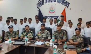 नारायणपुर में 22 नक्सलियों ने किया आत्मसमर्पण, 8 महिला नक्सली भी शामिल, 37.50 लाख रुपये का इनाम था घोषित
