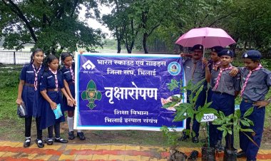 वृक्षों को बांधा रक्षा सूत्र, पर्यावरण सहेजने का लिया संकल्प