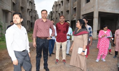 कमिश्नर और कलेक्टर ने किया प्रधानमंत्री आवास योजना का निरीक्षण, निर्माण कार्यों में तेजी लाने के निर्देश