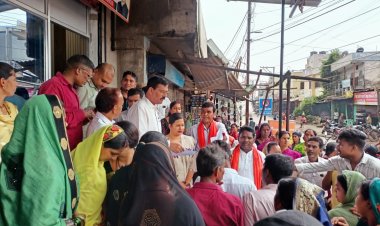 ग्रामीण विधायक मोतीलाल साहू ने पार्षद, जोन कमिश्नर सहित गोगांव में प्रधानमंत्री आवास योजना के मकानों हेतु स्वीकृत 22 भवन अनुज्ञा पत्र हितग्राहियो को प्रदत्त किये