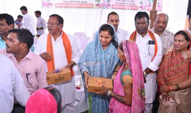 मंत्री  राजवाड़े ने चरण पादुका का किया वितरण सूरजपुर जिले में 61,413 महिला संग्राहकों को मिलेगी चरण पादुका  