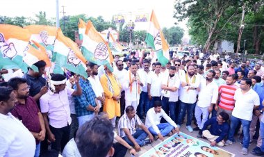 देश में पहली बार अडानी की आर्थिक लूट के खिलाफ बड़ा प्रदर्शन