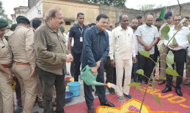 एक पेड़ माँ के नाम“ अभियान बना जन आंदोलन, पर्यावरण संरक्षण को मिल रही नई दिशाः-  कैबिनेट मंत्री श्री लखन लाल देवांगन