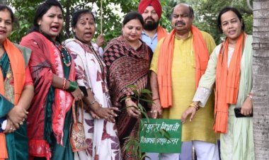 “एक पेड़ माँ के नाम” अभियान के तहत वृक्षारोपण कर वीर शहीदों को दी गई श्रद्धांजलि