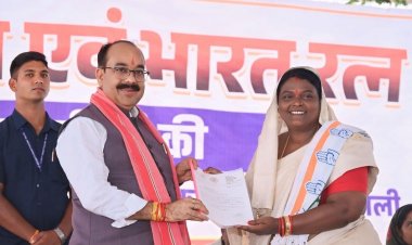 सरायपाली में नालंदा लाइब्रेरी, वृद्धा आश्रम, अंतरराज्यीय बस स्टैंड और अमृत मिशन की स्वीकृति के लिए विधायक चातुरी नंद ने उपमुख्यमंत्री को सौंपा ज्ञापन