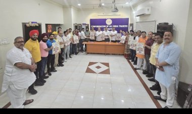 कैट युवा टीम द्वारा “वोकल फॉर लोकल” अभियान के अंतर्गत पोस्टर का विमोचन किया गया - कैट हम शपथ लेते हैं कि हम भारत में ही बने स्वदेशी उत्पादों का ही क्रय-विक्रय करेंगे