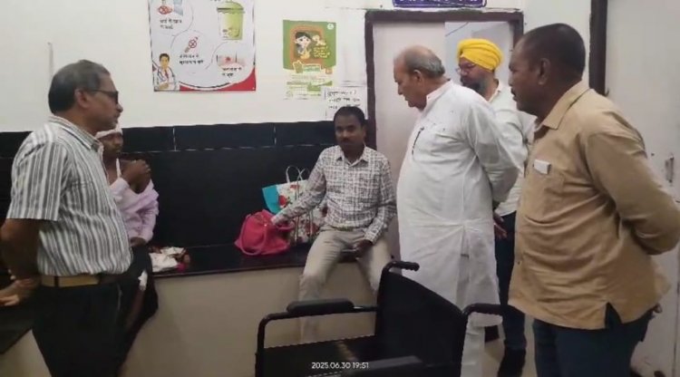 हादसे के दौरान मौके पर मौजूद अभनपुर के पूर्व विधायक धनेन्द्र साहू ने तत्काल मानवता का परिचय देते हुए अपनी गाड़ी से उतरकर घायलों की मदद की।