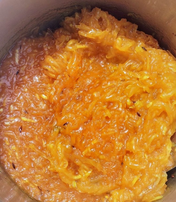 चटपटे और मसालेदार आम के छुंदे को टिफिन में पूरी, परांठे या चपाती के साथ रखकर ले जा सकते हैं