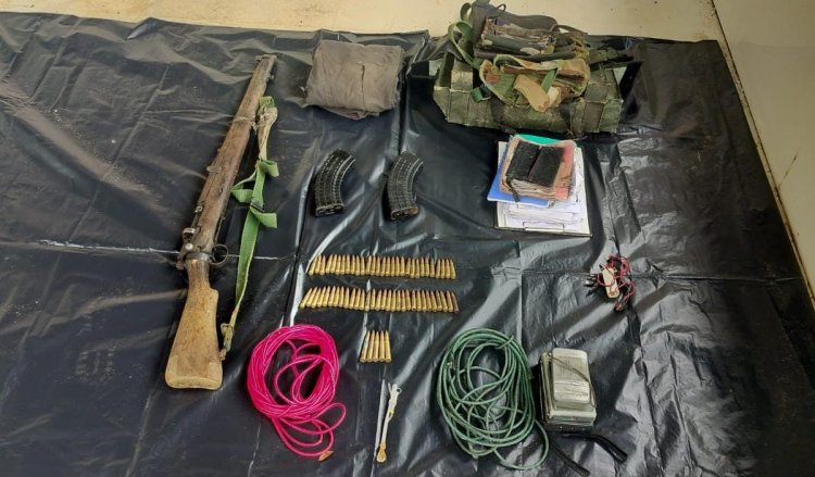 मुठभेड़ स्थल से एक .303 रायफल, भारी मात्रा में विस्फोटक सामग्री एवं नक्सल संबंधी अन्य सामान भी बरामद किए गए।