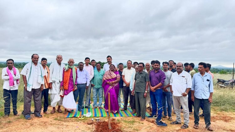 भालूडोंगर में रंगमंच निर्माण का विधायक चातुरी नंद ने किया भूमि पूजन