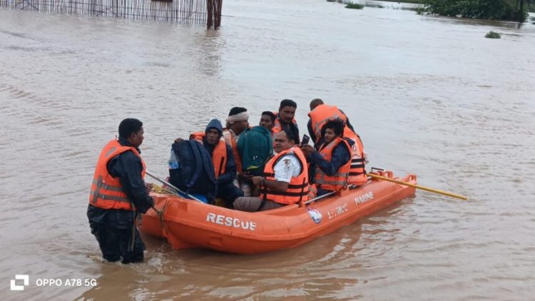 CG- आफत की बारिश : उफान पर शिवनाथ नदी, बाढ़ में फंसे 32 मजदूरों का SDRF ने किया रेस्क्यू